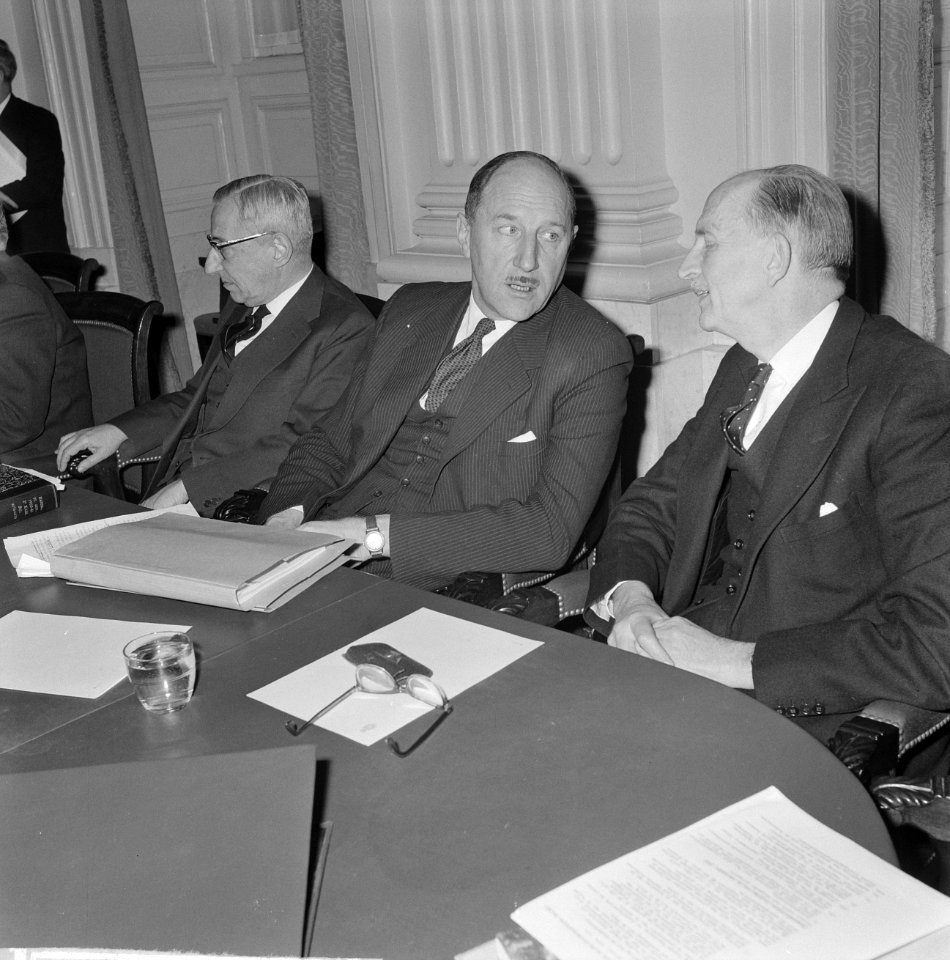 Bespreking algemeen verdrag met Duitsland Achter de regeringstafel vlnr De , Bestanddeelnr 914-8349