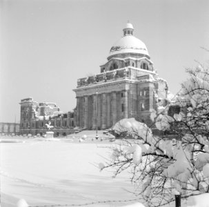 Besneeuwde Hofgarten met de ruïne van de Bayerische Staatskanzlei, Bestanddeelnr 254-3760