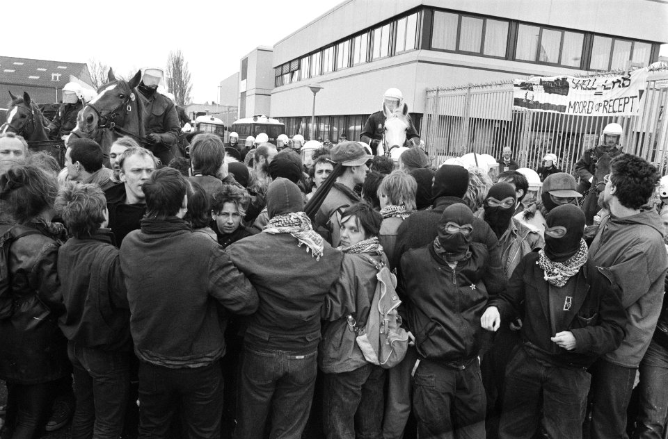 Betogers waaronder enkelen met bivakmutsen, Bestanddeelnr 934-4417