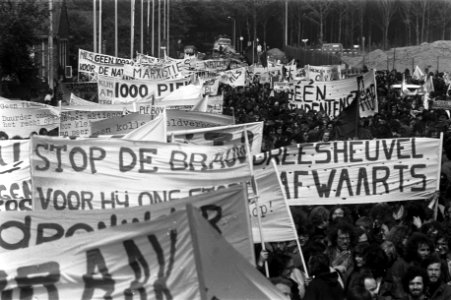 Betogers op het Binnenhof in Den Haag o.a. tegen de voorgenomen verhoging van he, Bestanddeelnr 925-6276
