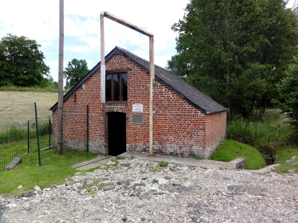 Besmont (Aisne) lavoir, extérieur, Le Bourrelier