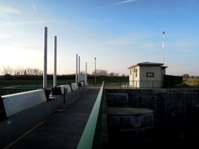 Betriebshaus und Hubschütze am Hochwasser-Entlastungsbauwerk im Verlauf der Weißen Elster Anfang März 2018