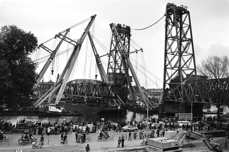 Beschadigde gedeelte Koningshavenbrug in Rotterdam door 4 grote bokken uitgetake, Bestanddeelnr 929-7193