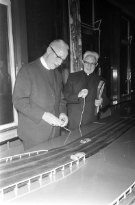 Besprekingen over de Encydiek Humanae Vitae te Noordwijkerhout, Mgr. Nierman (li, Bestanddeelnr 921-7977
