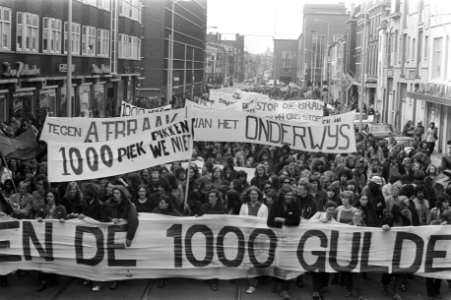 Betogers op het Binnenhof in Den Haag o.a. tegen de voorgenomen verhoging van he, Bestanddeelnr 925-6277