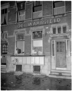 Beschadigd gebouw van dagblad De Waarheid aan de Heemraadssingel 1956