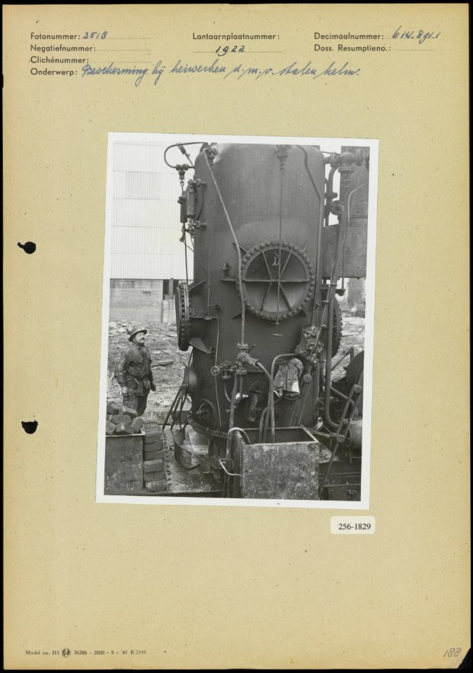 Bescherming bij heiwerkzaamheden door middel van een stalen helm, Bestanddeelnr 256-1829