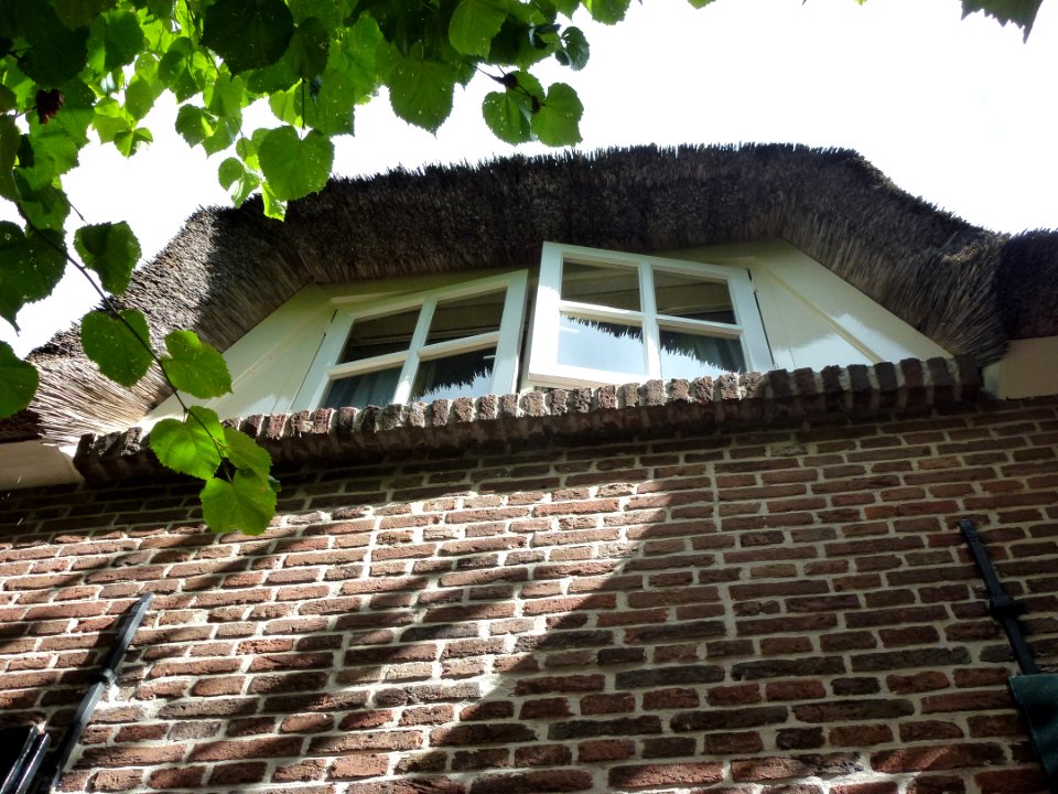 Beuningen (Gld) boerderij dorpssingel 5 dakkapel met overstekend strodak