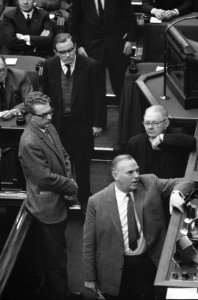 Besprekingen Tweede Kamer over aanval van Indonesie Bakker en pater Stokman, Bestanddeelnr 913-4046