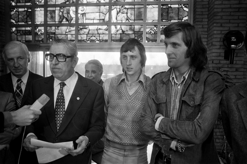 Bespreking Johan Cruijff , Ajax-spelers en Ajax-bestuur, tijdens persconferentie, Bestanddeelnr 926-2981
