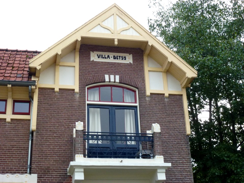 Beuningen (Gld) Villa Betsy, van Heemstraweg 77 geveltop