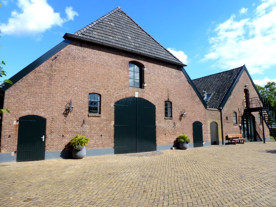 Beuningen (Gld) Wilhelminalaan 2, 2a-d, 4 Den Blanckenburgh, nr 2a-d aangebouwde schuren achter links