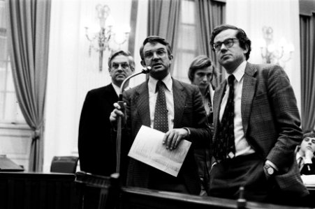 Bespreking van een motie van CDA-er Nico Scholten. V.l.n.r. Frits Bolkestein (VV, Bestanddeelnr 930-5495
