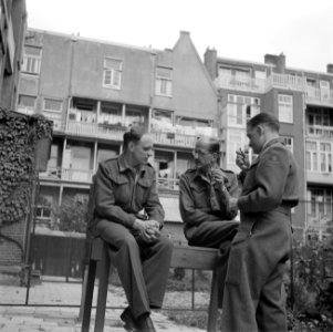 Bespreking tussen diverse militairen, waaronder Gerrie van Maasdijk (midden), va, Bestanddeelnr 255-8985