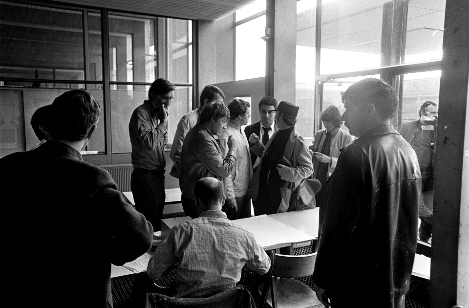 Besloten ledenvergadering BBK in Rietveldacademie Amsterdam Vechtende kunstenaar, Bestanddeelnr 922-8423