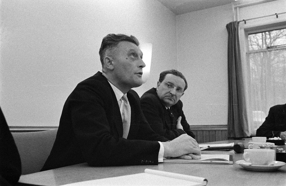 Bespreking tussen Vakraad van de Metaal en de regering Den Haag , persconferenti, Bestanddeelnr 911-8504