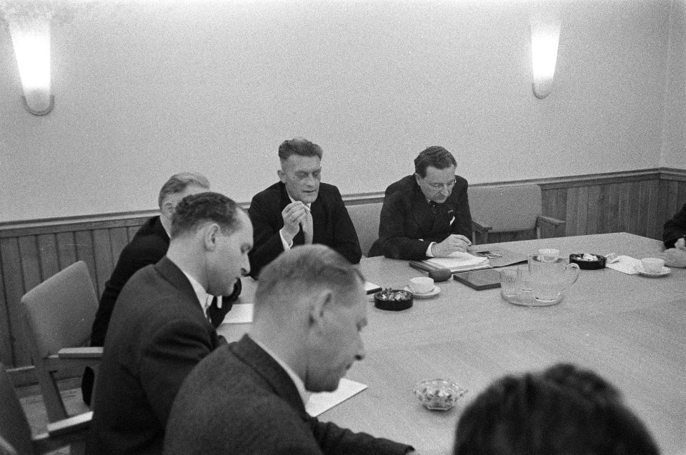 Bespreking tussen Vakraad van de Metaal en de regering Den Haag , persconferenti, Bestanddeelnr 911-8501