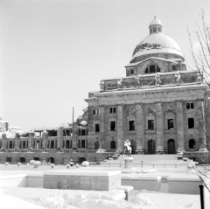 Besneeuwde Hofgarten met de ruïne van de Bayerische Staatskanzlei, Bestanddeelnr 254-3761