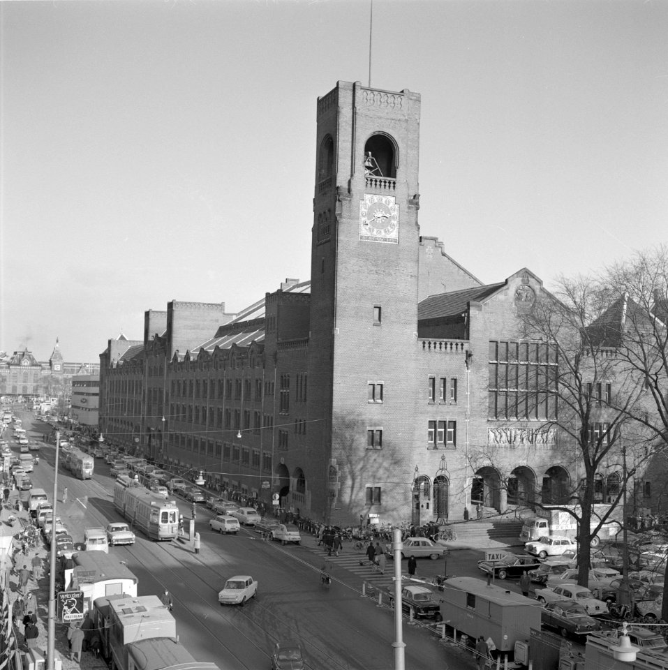 Beursgebouw van Berlage aan het Damrak met op de achtergrond het Centraal Statio, Bestanddeelnr 254-5139