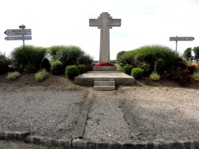 Beuzeville-la-Gúerard (Seine-Mar.) croix de cimetière