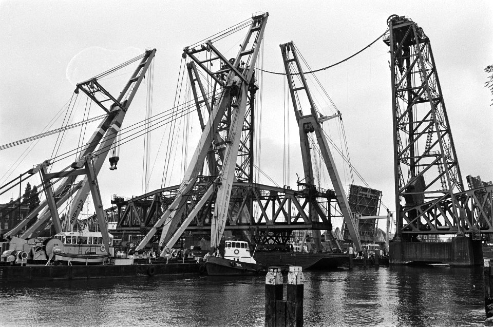 Beschadigde gedeelte Koningshavenbrug in Rotterdam door 4 grote bokken uitgetake, Bestanddeelnr 929-7194