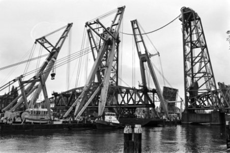 Beschadigde gedeelte Koningshavenbrug in Rotterdam door 4 grote bokken uitgetake, Bestanddeelnr 929-7194