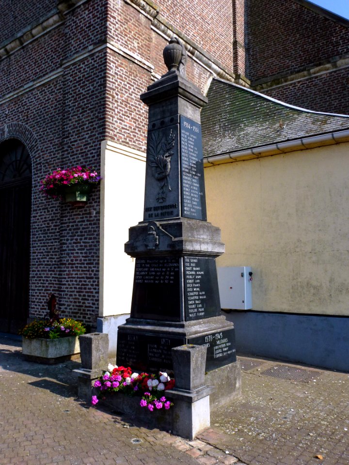 Beuvry-la-Forêt (Nord, Fr) monument aux morts