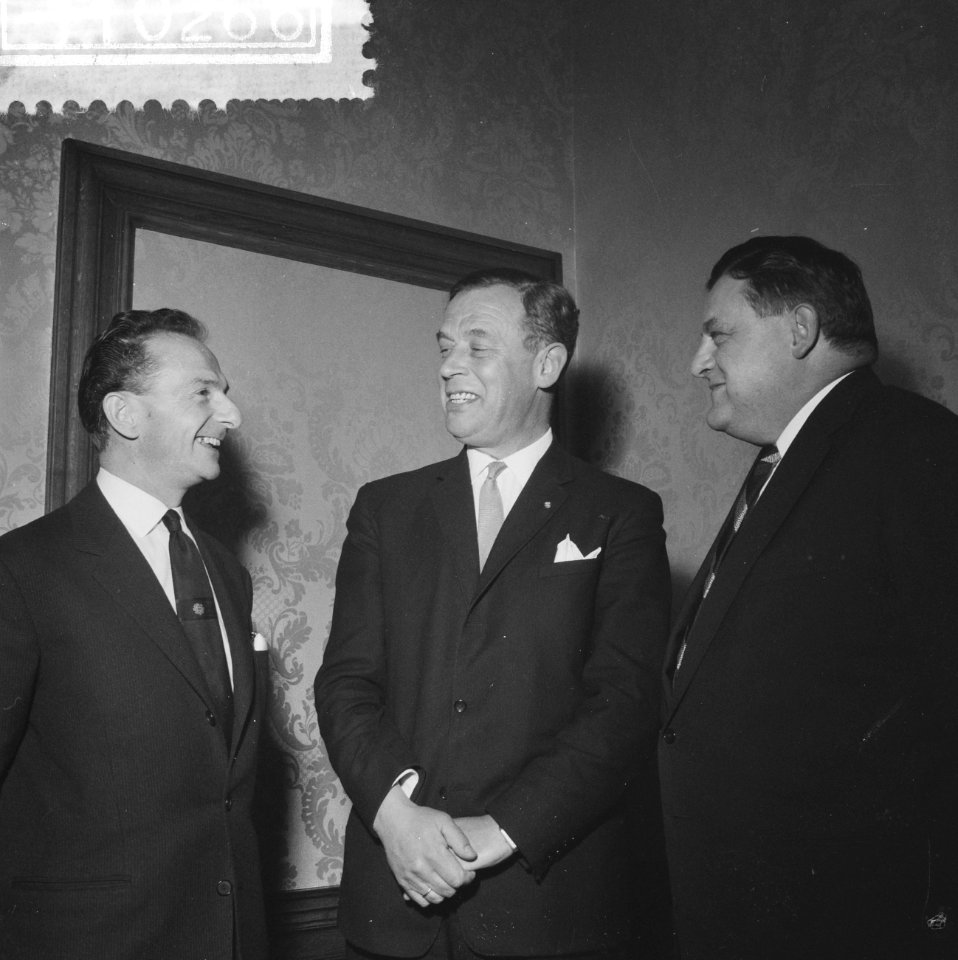 Bespreking tussen vlnr Minister Gibson (Belgie), Visser (Nederland) en Strau, Bestanddeelnr 911-0266