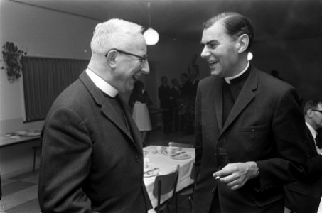 Besprekingen over de Encydiek Humanae Vitae te Noordwijkerhout, Mgr. Nierman (li, Bestanddeelnr 921-7975