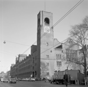 Beursgebouw van Berlage aan het Damrak met op de achtergrond het Centraal Statio, Bestanddeelnr 254-5142