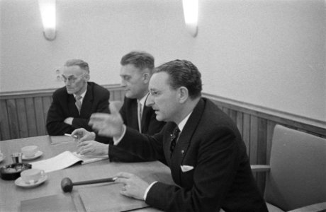 Bespreking tussen Vakraad van de Metaal en de regering Den Haag , persconferenti, Bestanddeelnr 911-8505