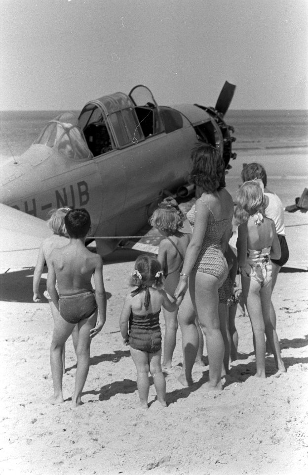Beschadigde Harvard PH-NIB op het strand bij Julianadorp. Het vliegtuig kreeg , Bestanddeelnr 910-6054