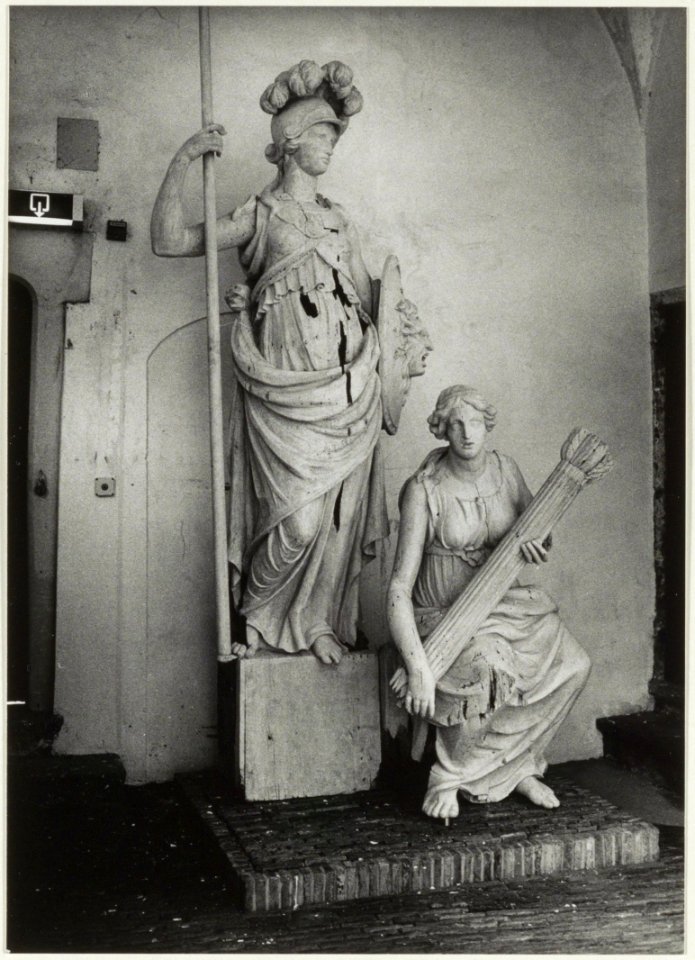 Beschadigde Minerva in de Kloostergang van het stadhuis. NL-HlmNHA 54020841