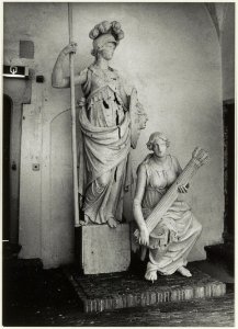 Beschadigde Minerva in de Kloostergang van het stadhuis. NL-HlmNHA 54020841
