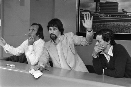Beschoten VARA TV ploeg terug uit San Salvador v.l.n Ruud v. Buren (camera), F, Bestanddeelnr 930-7578