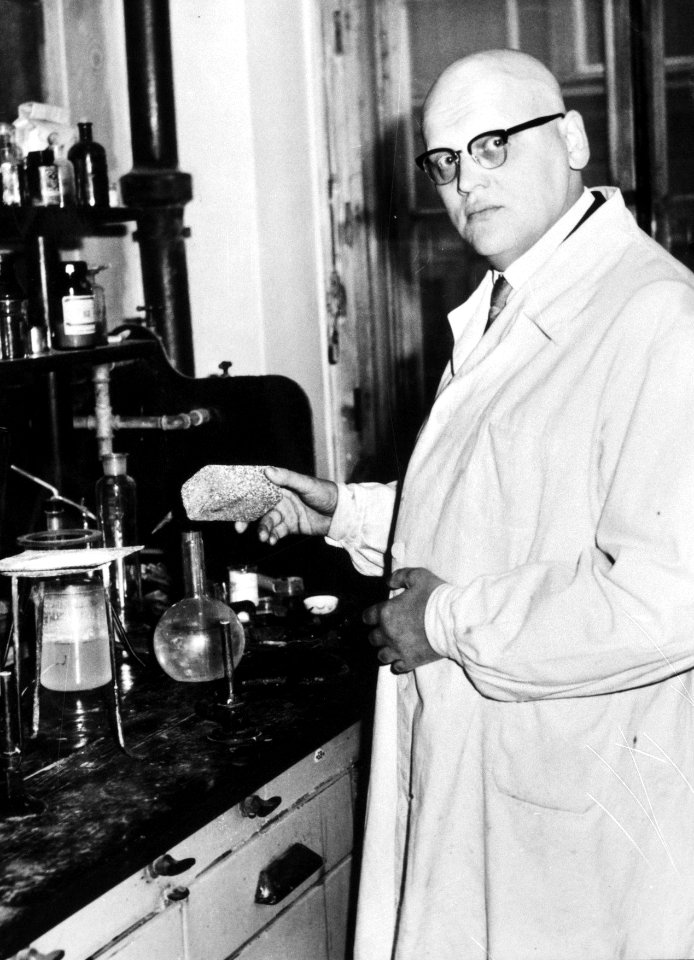 Bescherming tegen straling van waterstofbommen dr Theodor Schratal in zijn labo, Bestanddeelnr 915-9313 (cropped)