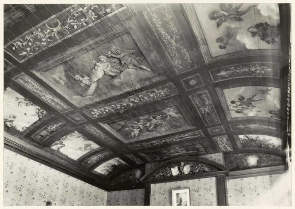 Beschilderde zoldering in de zittingzaal van het Kantongerecht , Jansstraat 46. NL-HlmNHA 54008376