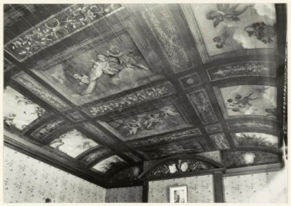 Beschilderde zoldering in de zittingzaal van het Kantongerecht , Jansstraat 46. NL-HlmNHA 54008376