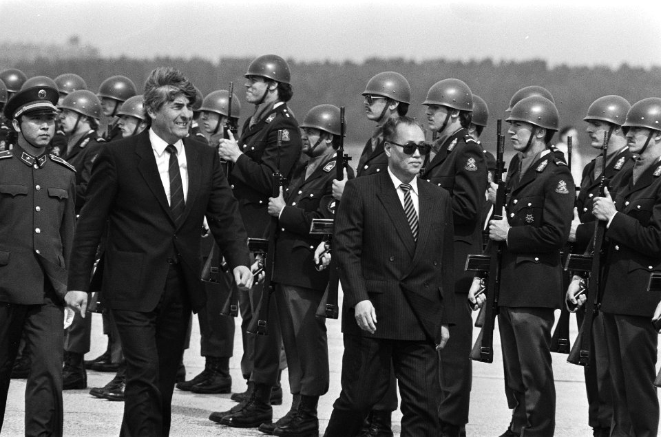 Bezoek Chinese premier Zhao Ziyang na aankomst op Zestienhoven inspectie erewac, Bestanddeelnr 933-3543