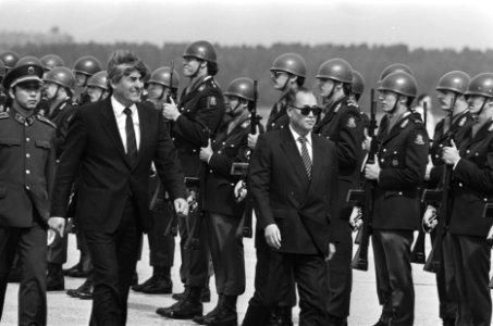 Bezoek Chinese premier Zhao Ziyang na aankomst op Zestienhoven inspectie erewac, Bestanddeelnr 933-3543
