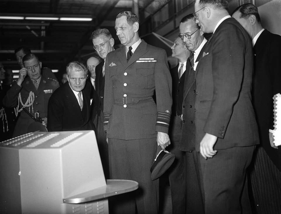 Bezoek Deense Koninklijke familie , derde dag, bezoek Philips Hilversum, Bestanddeelnr 906-4300