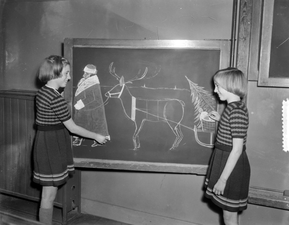 Bezoek bij Zwolse vierling Kiffers, Rini bij kersttekenin met Dorothea er bij, Bestanddeelnr 906-1818