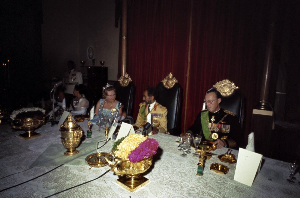 Bezoek Koningin Juliana , Pr. Bernhard , Pr. Beatrix Pr. Claus aan Ethiopie Gal, Bestanddeelnr 254-8292