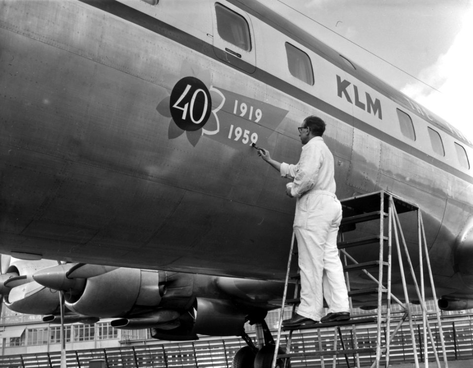 Beschilderen van KLM vliegtuigen t.g.v. het 40jarig bestaan van de KLM, Bestanddeelnr 910-2793