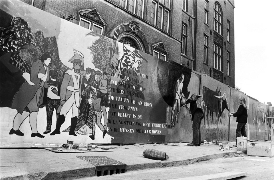 Beschildering schutting Tropenmuseum door leerlingen Rijksacademie voor Beeldend, Bestanddeelnr 928-5762