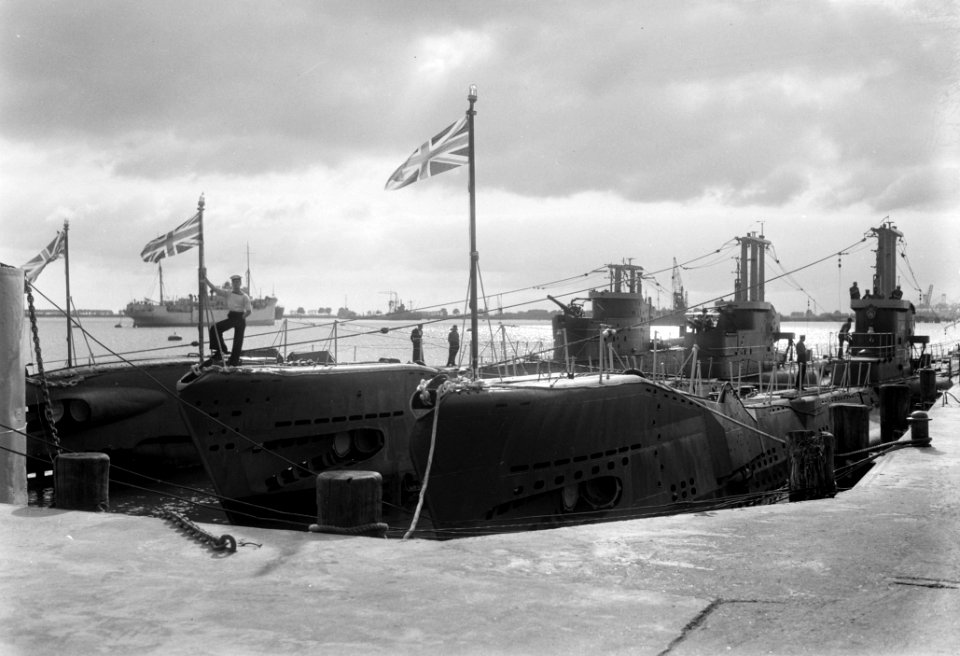 Bezoek Britse oorlogsschepen aan Rotterdam. Onderzeboten, waaronder de HMS Aene…, Bestanddeelnr 903-4832