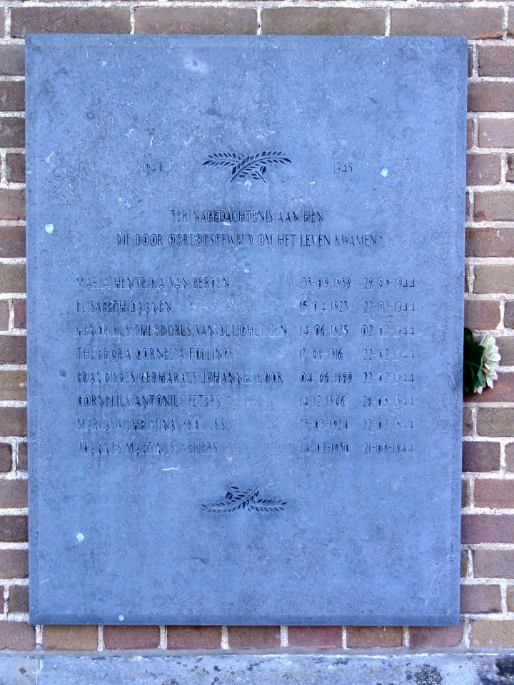 Beuningen (Gld, NL) plaquette oorlogsslachtoffers tegen kerkmuur