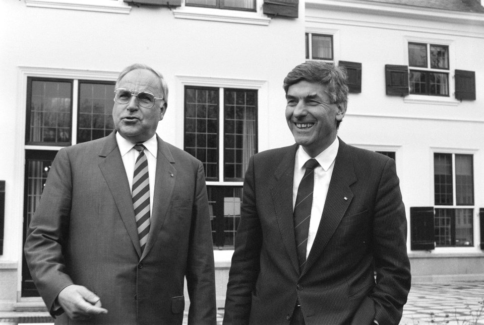 Bezoek bondskanselier Helmut Kohl Helmut Kohl en premier Lubbers in de tuin va, Bestanddeelnr 934-1402