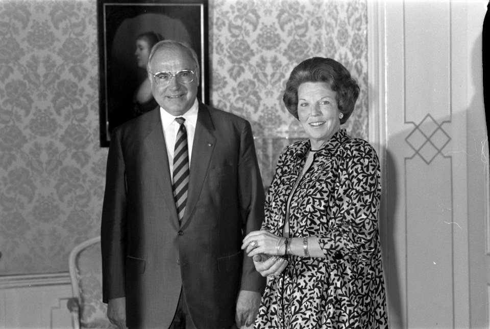 Bezoek bondskanselier Helmut Kohl Helmut Kohl en Koningin Beatrix in Paleis Hu, Bestanddeelnr 934-1405