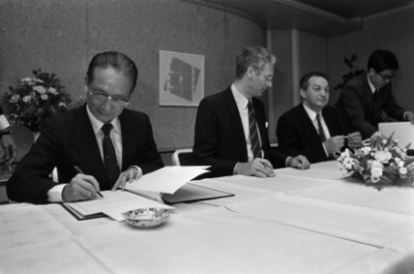 Bezoek Chinese minister van Landbouw, veehouderij en visserij He Kang (r) aan on, Bestanddeelnr 933-7382